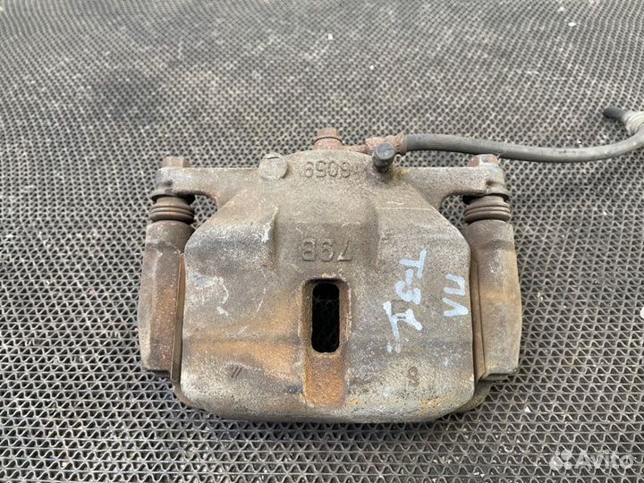 Суппорт передний левый Nissan X-Trail T31