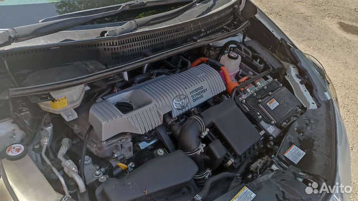 Toyota Prius Alpha, 2018