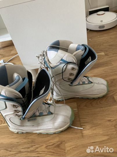 Сноуборд с креплениями и ботинками