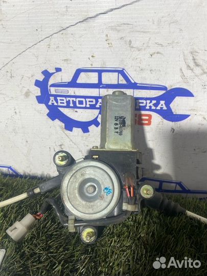 Стеклоподъемник передний правый Mazda 323 BA