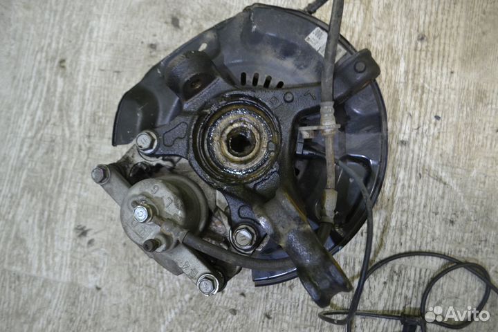 Кулак поворотный передний Тойота Ярис 2 2005-2011