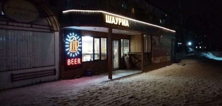 Продавец пиво-шаурма