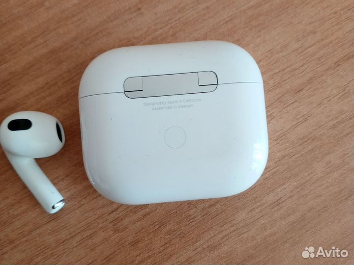 Зарядный кейс и наушник airpods 3 на левое ухо