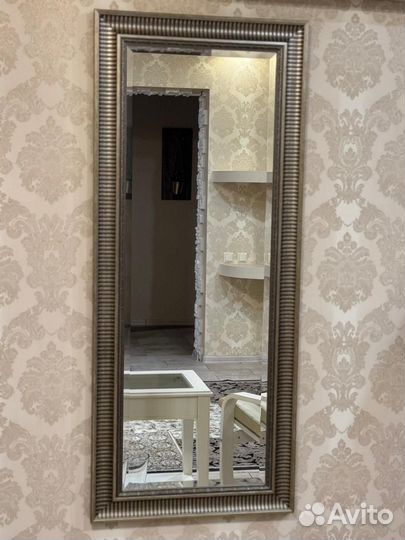 Зеркало настенное в деревянной раме