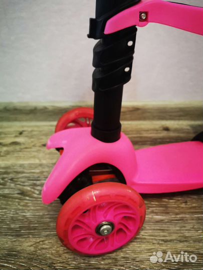 Самокат трехколесный с сиденьем