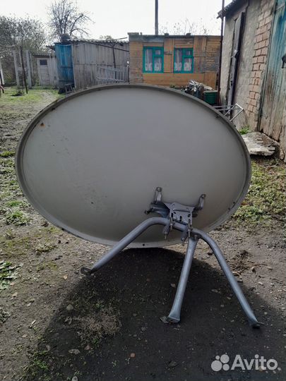 Спутниковая тарелка с головкой