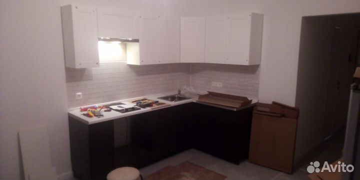 Угловая кухня с витрины 2400х1400. Есть разные