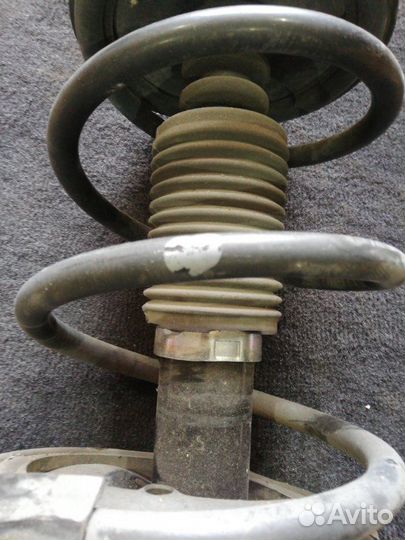 Стойка амортизатора передняя правая Mitsubishi