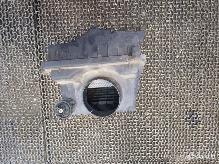 Корпус воздушного фильтра Cadillac Escalade 3, 200