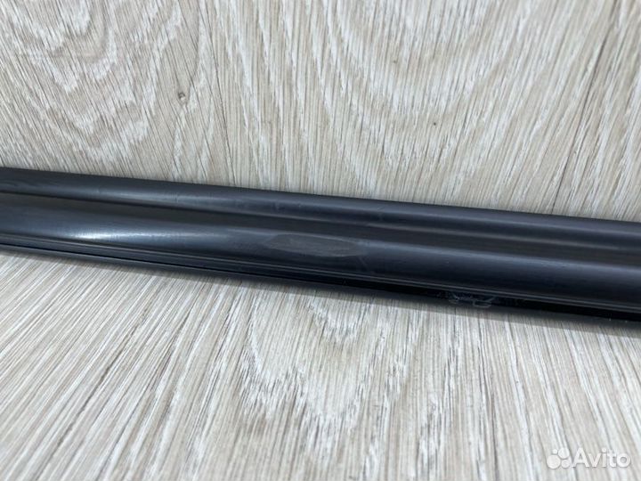 Молдинг стекла двери задний левый Toyota Corolla