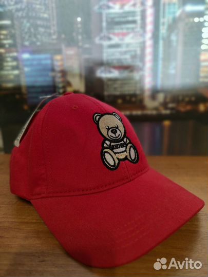 Кепка женская красного цвета с принтом