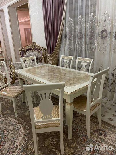 Кухонный стол и стулья