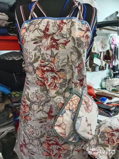 Кухонный фартук, прихваты, полотенце