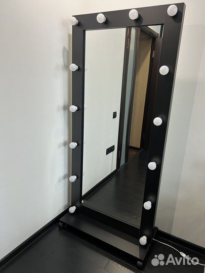 Гримерное зеркало с лампочками