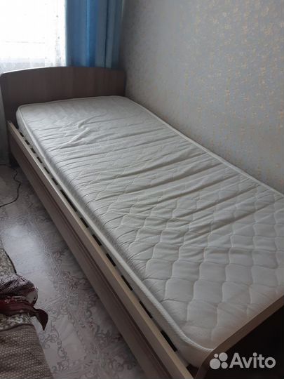 Кровать с матрасом