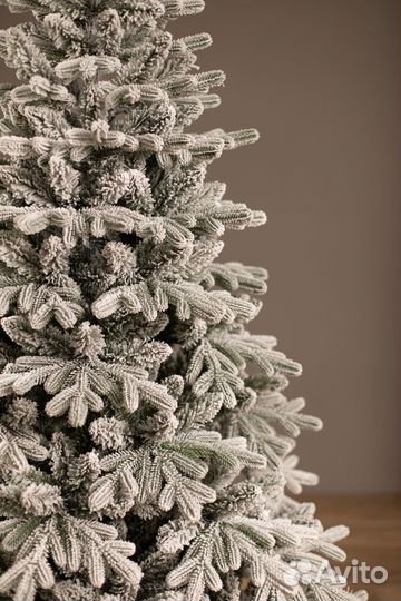 Новогодняя ель заснеженная 