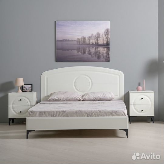Кровать Валенсия 1600 с ортопедическим основанием и двумя тумбочкаами, цвет белый шагрень