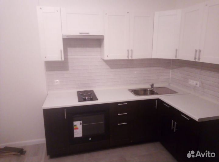 Угловая кухня с витрины 2400х1400. Есть разные