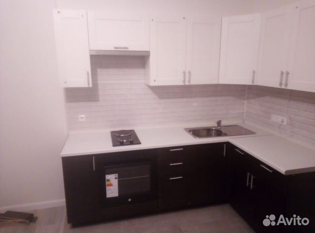 Угловая кухня с витрины 2400х1400. Есть разные