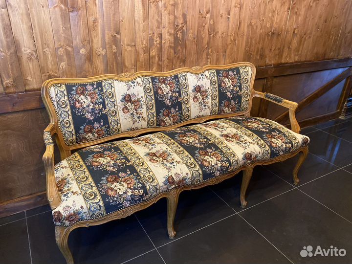 Старинный диван