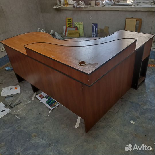 Стол угловой офисный с подставкой для клавиатуры