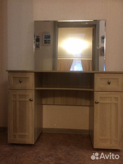 Туалетный столик с зеркалом