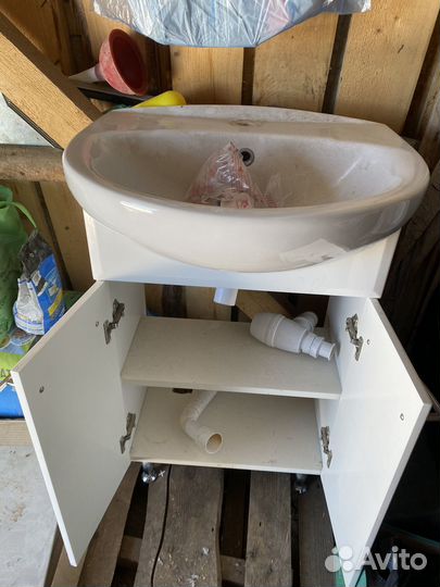 Раковина с тумбой в ванну