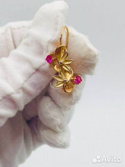 Золотые серьги с камнем