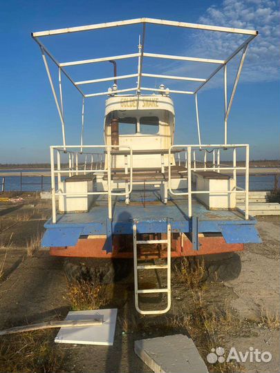 Катер с каютой