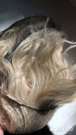 Парик короткий волнитстый/кудрявый холодный блонд