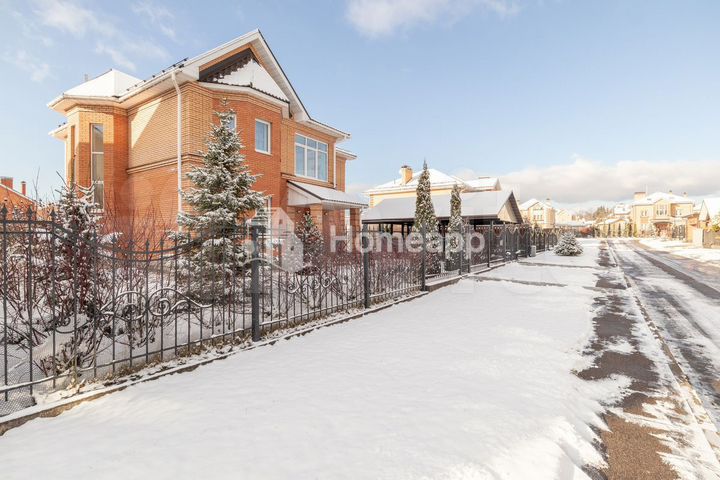 Коттедж 225 м² на участке 15 сот.