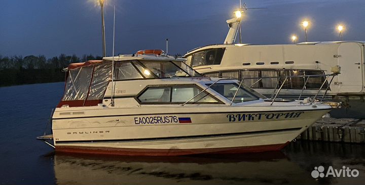 Катер с хардтопом Bayliner 2452 каюта туалет кухня