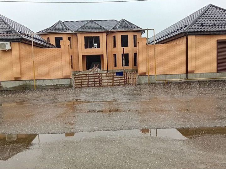 Дом 615 м² на участке 1,84 га