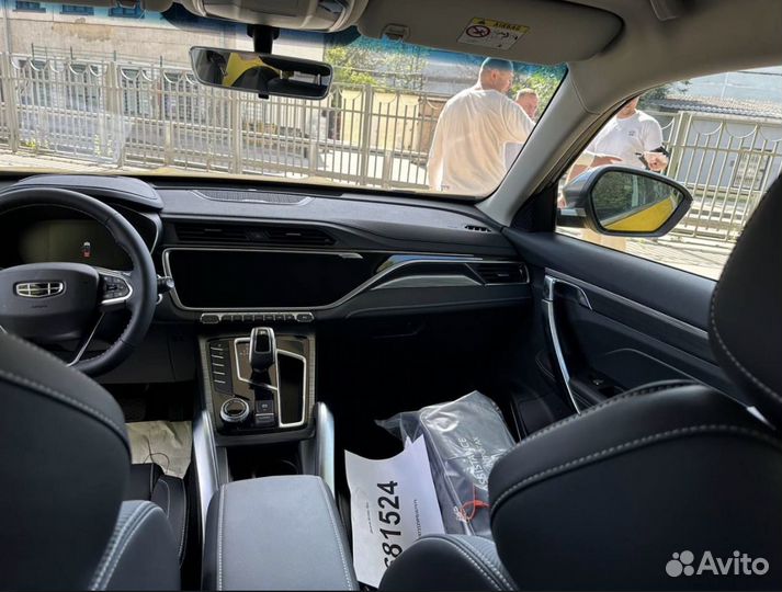 Водитель такси Geely Atlas Pro