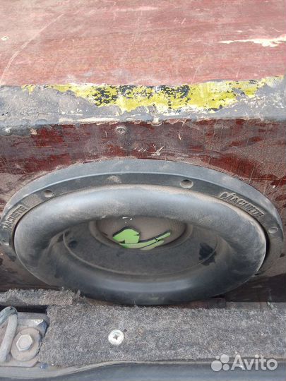 Сабвуфер и усилитель в автомобиль