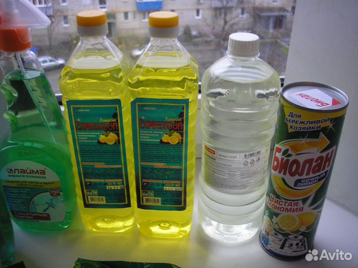 Моющие средства, химия и перчатки