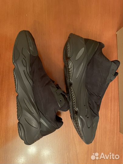 Кроссовки Adidas Yeezy boost 700 mnvn