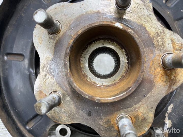 Щит опорный задний правый Nissan X-Trail T30