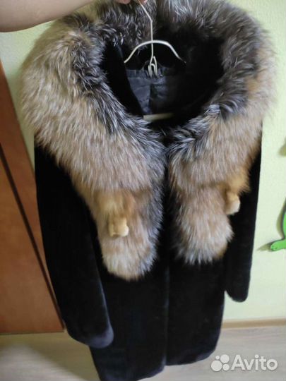 Шуба мутоновая с капюшоном из лисы