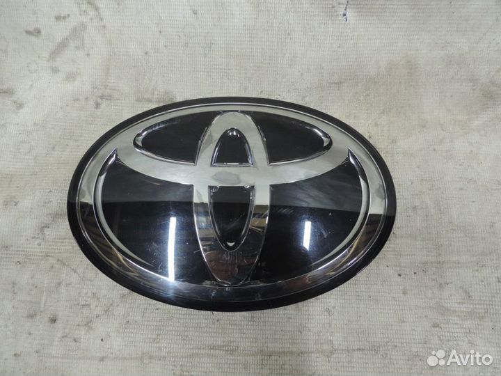 Эмблема решетка радиатора Toyota Land Cruiser 2015