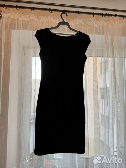 Черное платье-футляр