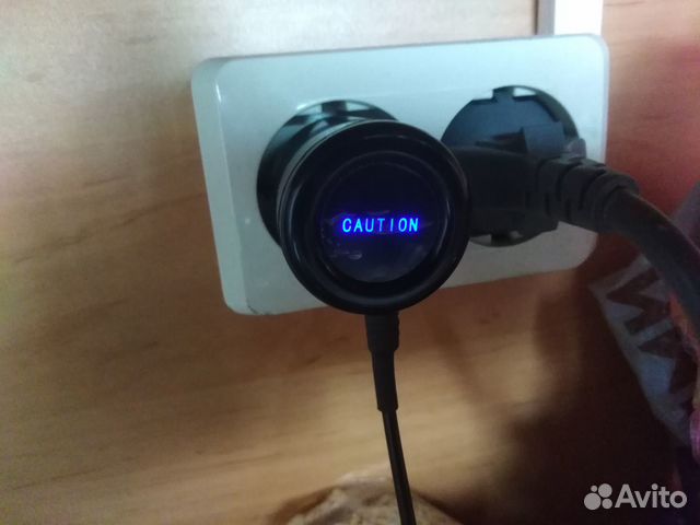 Универсальная зарядка для телефона с индикацией