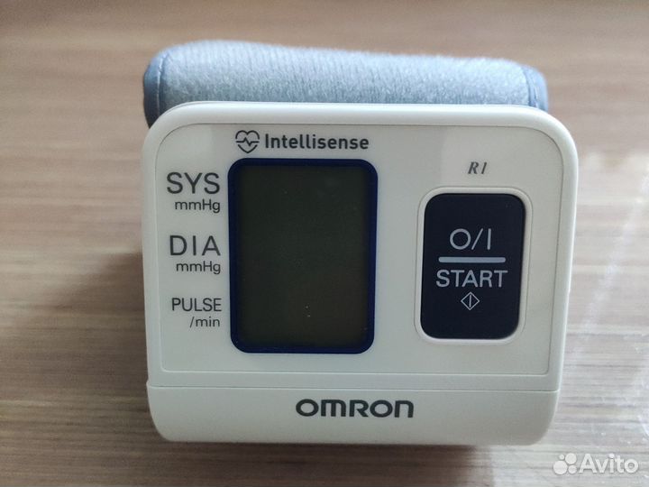 Тонометр на запястье Omron R1