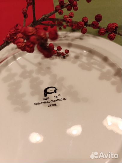 Блюдо. Тарелочка с золотой каёмочкой :)