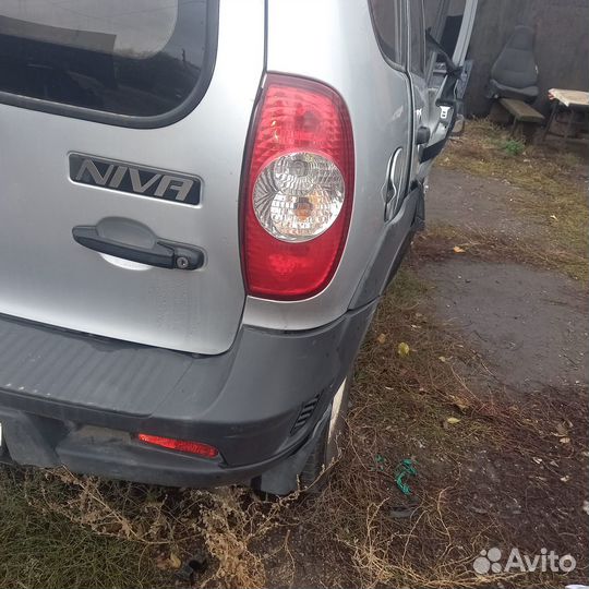 Chevrolet Niva 1.7 МТ, 2011, битый, 100 000 км