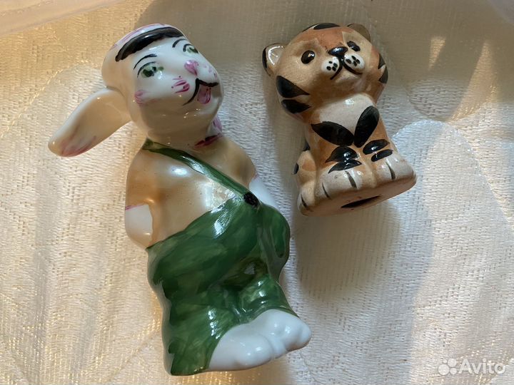 Статуэтка заяц хулиган с рогаткой и тигренок