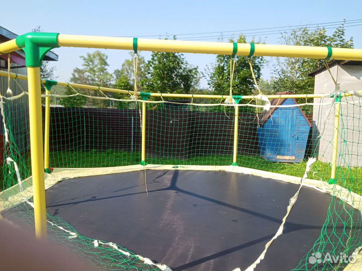 Батут с защитной сеткой