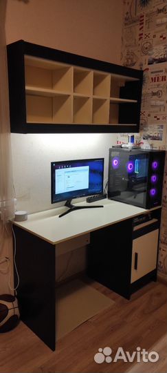 Компьютерный стол с полкой