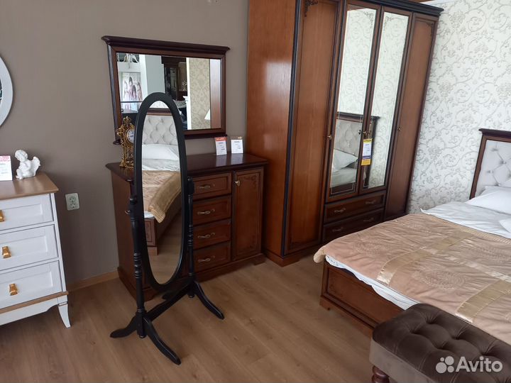 Зеркало напольное в деревянной раме