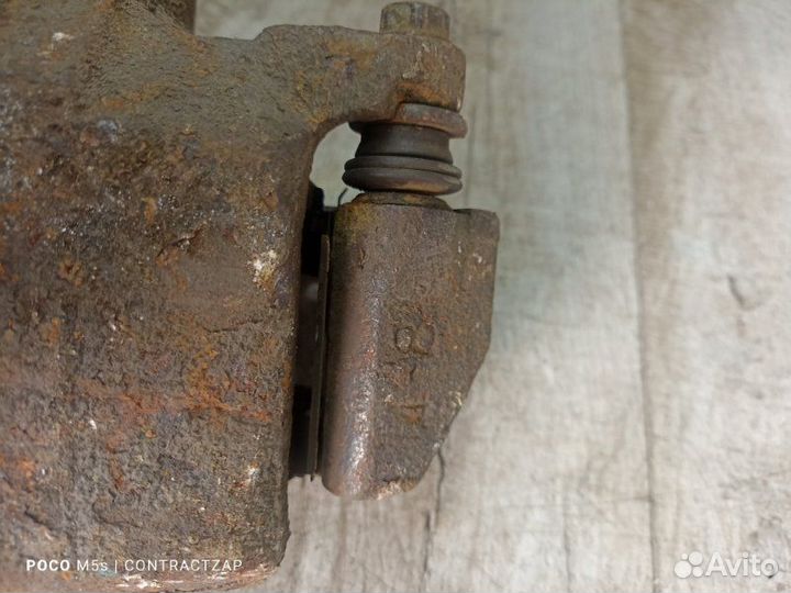 Суппорт тормозной передний правый Mitsubishi